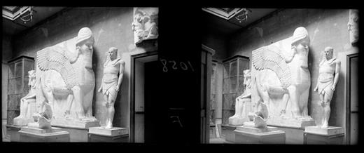 Two almost identical photographs from the early twentieth century which, when viewed together, create a stereoscopic or relief image of the high-ceiling hall of the Royal Academy of Fine Arts of Sant Jordi, where the plaster replica of the lamassu was located, along with other plaster copies of classical and Egyptian statues.