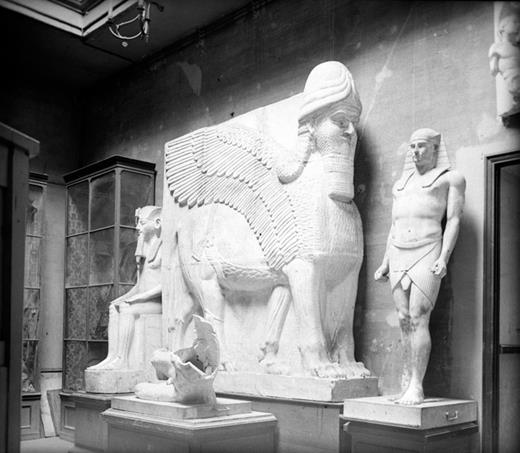 Two almost identical photographs from the early twentieth century which, when viewed together, create a stereoscopic or relief image of the high-ceiling hall of the Royal Academy of Fine Arts of Sant Jordi, where the plaster replica of the lamassu was located, along with other plaster copies of classical and Egyptian statues.